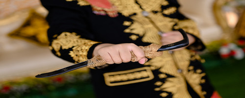 Rencong, senjata tradisional Aceh yang dikenakan sebagai simbol keberanian.