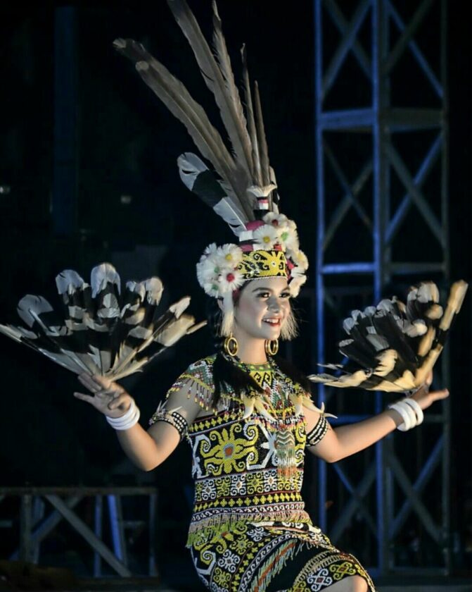 Pakaian adat Ta'a Dayak Kenyah