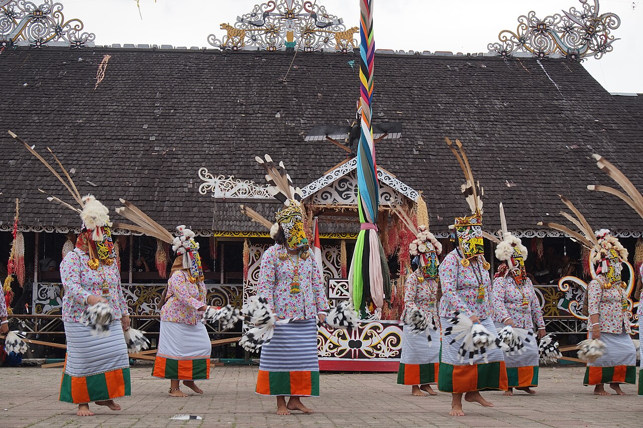Tari Hudoq Dayak Kenyah di Pampang, Samarinda, Kalimantan Timur; foto ilustrasi, bukan Tari Busak Baku.