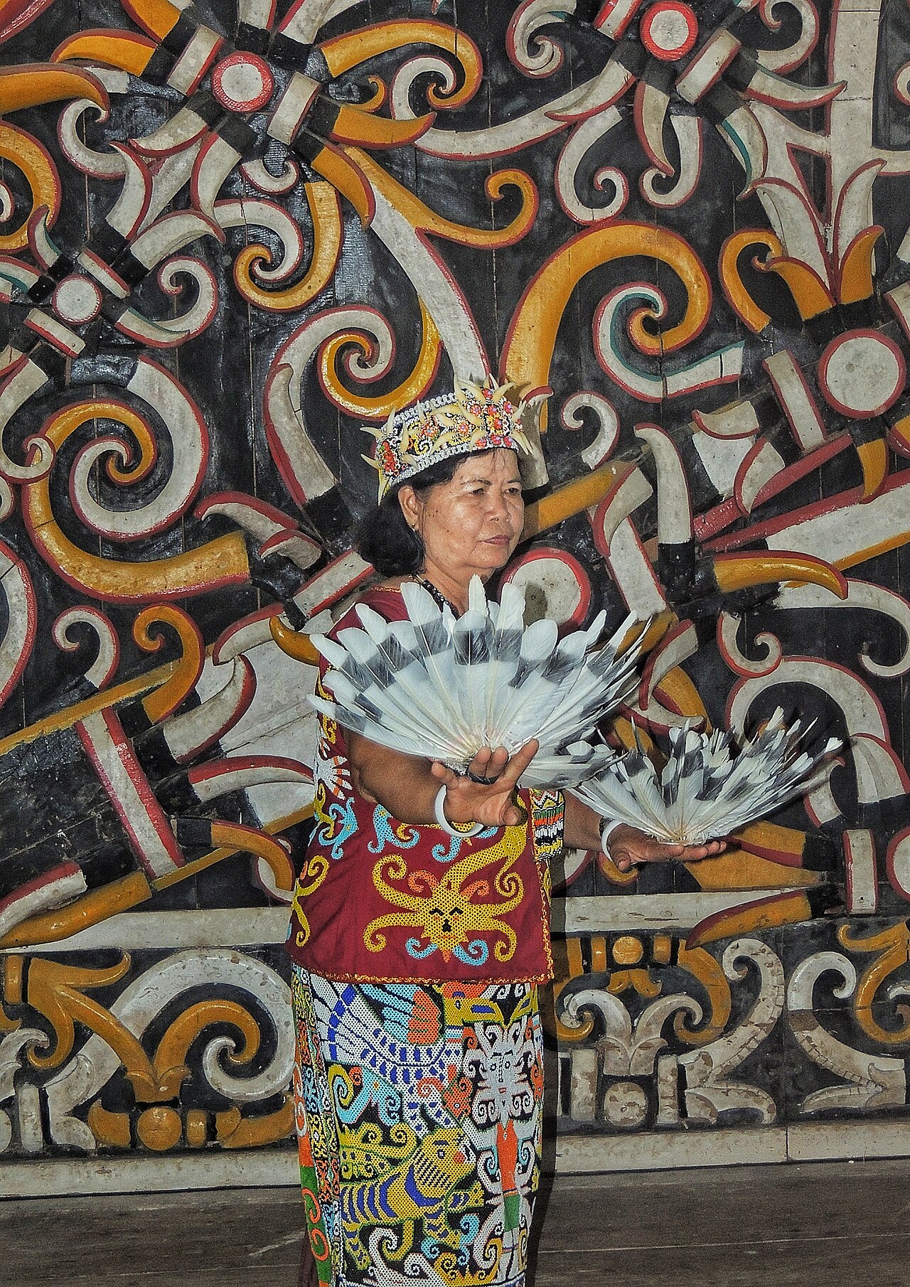 Tari Gong oleh penari Dayak di Pampang, Samarinda, Kalimantan Timur; foto dari luar Kalimantan Utara.