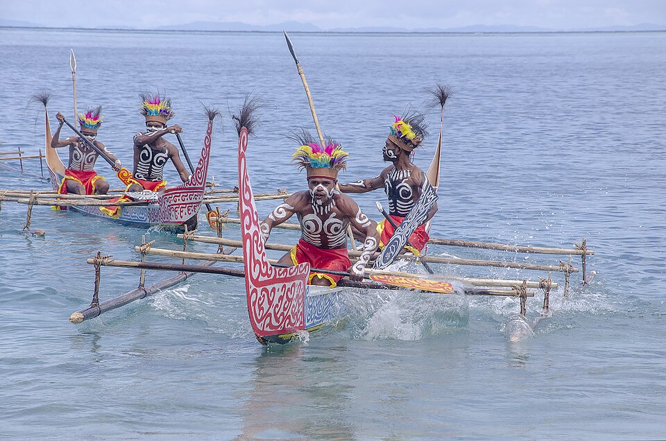Parade perahu hias Wai Ron dan Mansusu dalam Festival Biak Munara Wampasi.