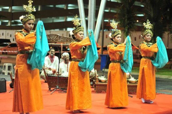 Tari Gamelan Riau-Lingga.