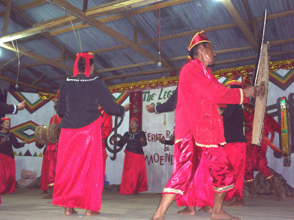 Busana tradisional Pamona dalam foto pementasan; diperkecil dari berkas asli. Foto: Bagas Chrisara, CC BY-SA 3.0.