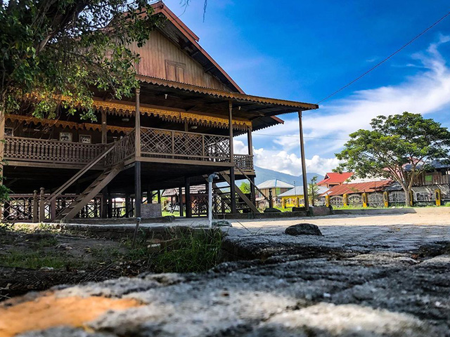 Rumah Adat Souraja. Sumber foto yang dicantumkan laman Lamudi: Superlive.