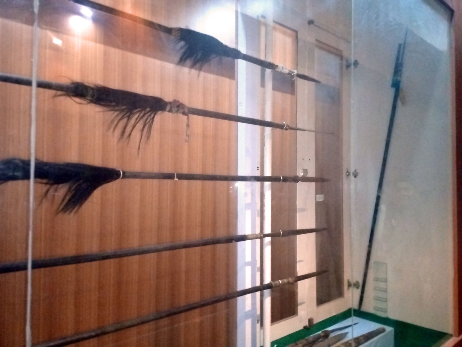 Tombak kayu yang digunakan dalam peperangan dan kini menjadi koleksi Museum Sulawesi Tengah. Foto: Mugni Mayah/Tutura.id.