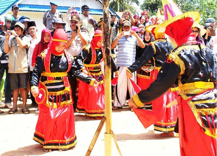 Tari Lumense (sumber foto: kebudayaan.kemdikbud.go.id)