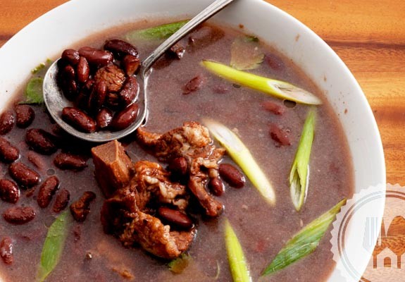 Sup brenebon dengan kacang merah dan iga sapi.