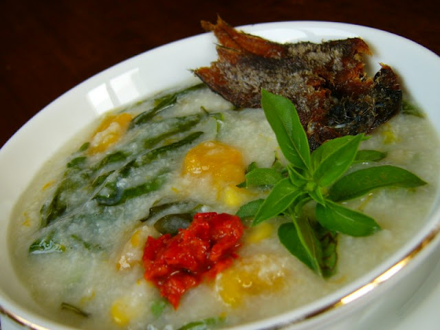 Tinutuan atau bubur Manado dengan sayuran dan pelengkap.