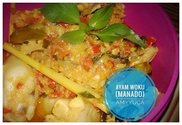 Ayam woku, salah satu sajian berbumbu woku.