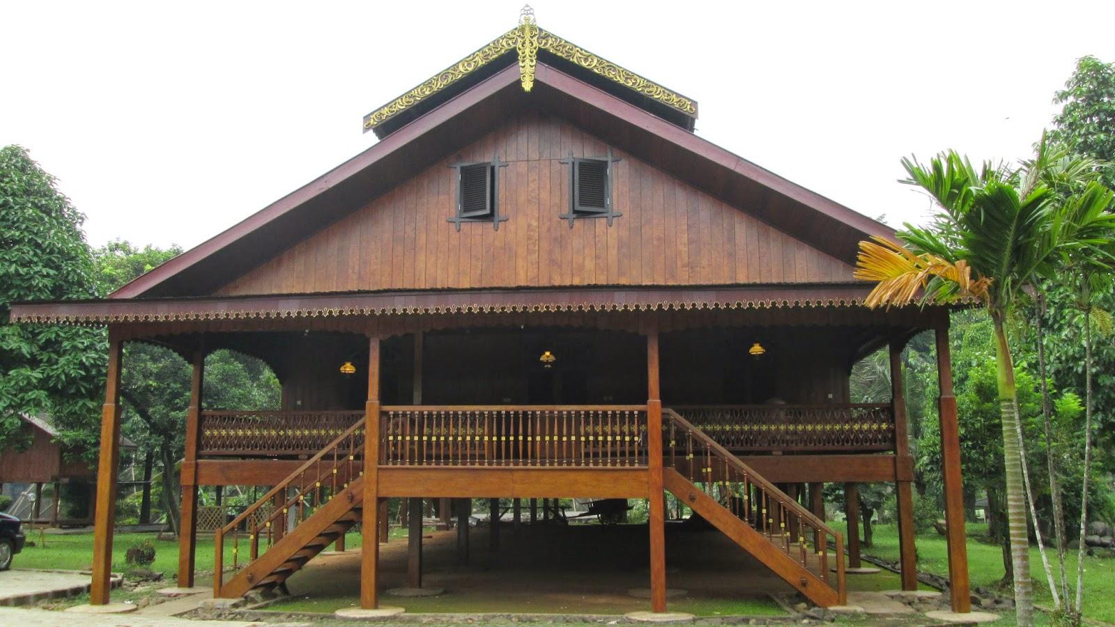 Rumah Pewaris atau Walewangkoa, rumah panggung tradisional Minahasa.