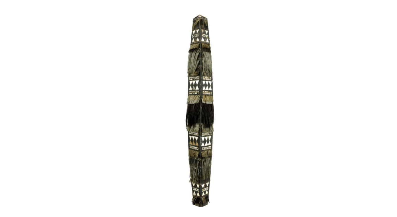 Perisai tradisional berhias motif.