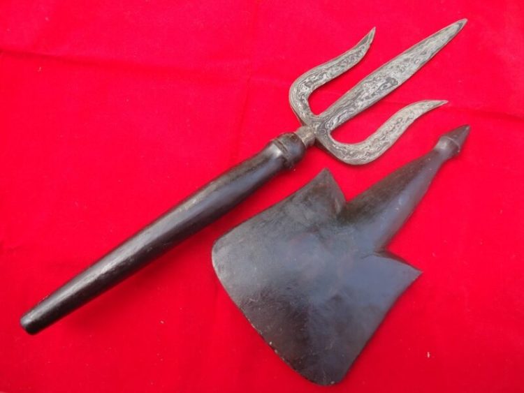 Tombak dengan gagang panjang dan mata tombak berhias.