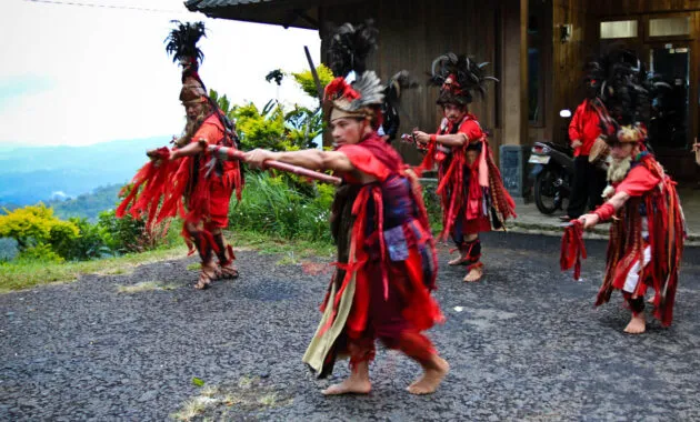 Tari Kabasaran, foto yang ditampilkan pada laman Visit Pare.