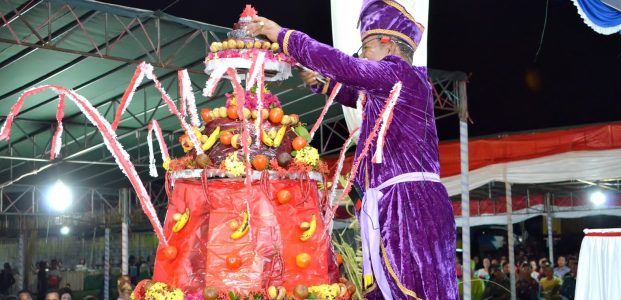 Pemotongan Kue Tamo, bagian dari prosesi adat Tulude.