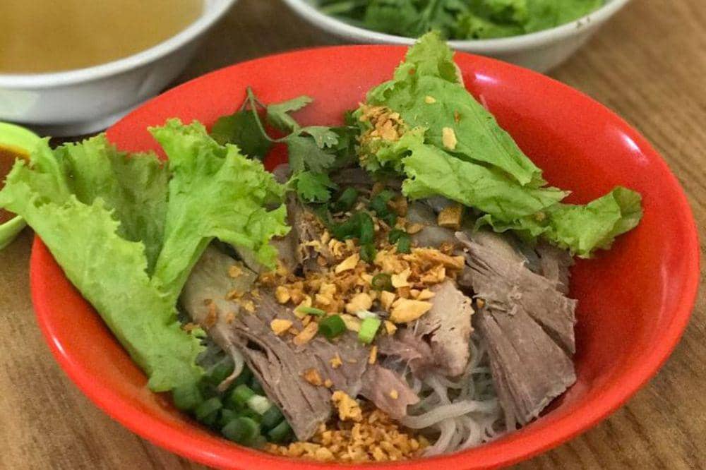 Bihun dengan daging bebek dan kuah kaldu. Kredit gambar pada laman Popmama: Pinterest.com/Nina Gouw.