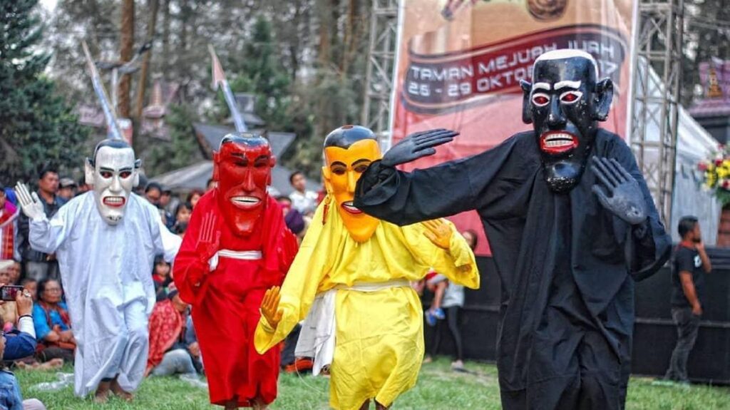 Tari bertopeng Gundala-Gundala yang dikaitkan Hotelier Studi dengan Ndilo Wari Udan. Kredit gambar di laman: Detik.com.