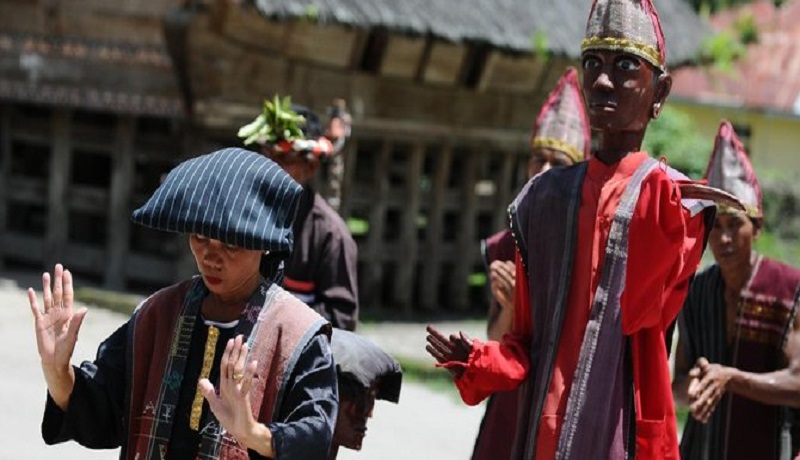 Pertunjukan boneka Sigale-Gale di Samosir. Foto: Hotelier Studi; kredit gambar di laman: genpi.co.